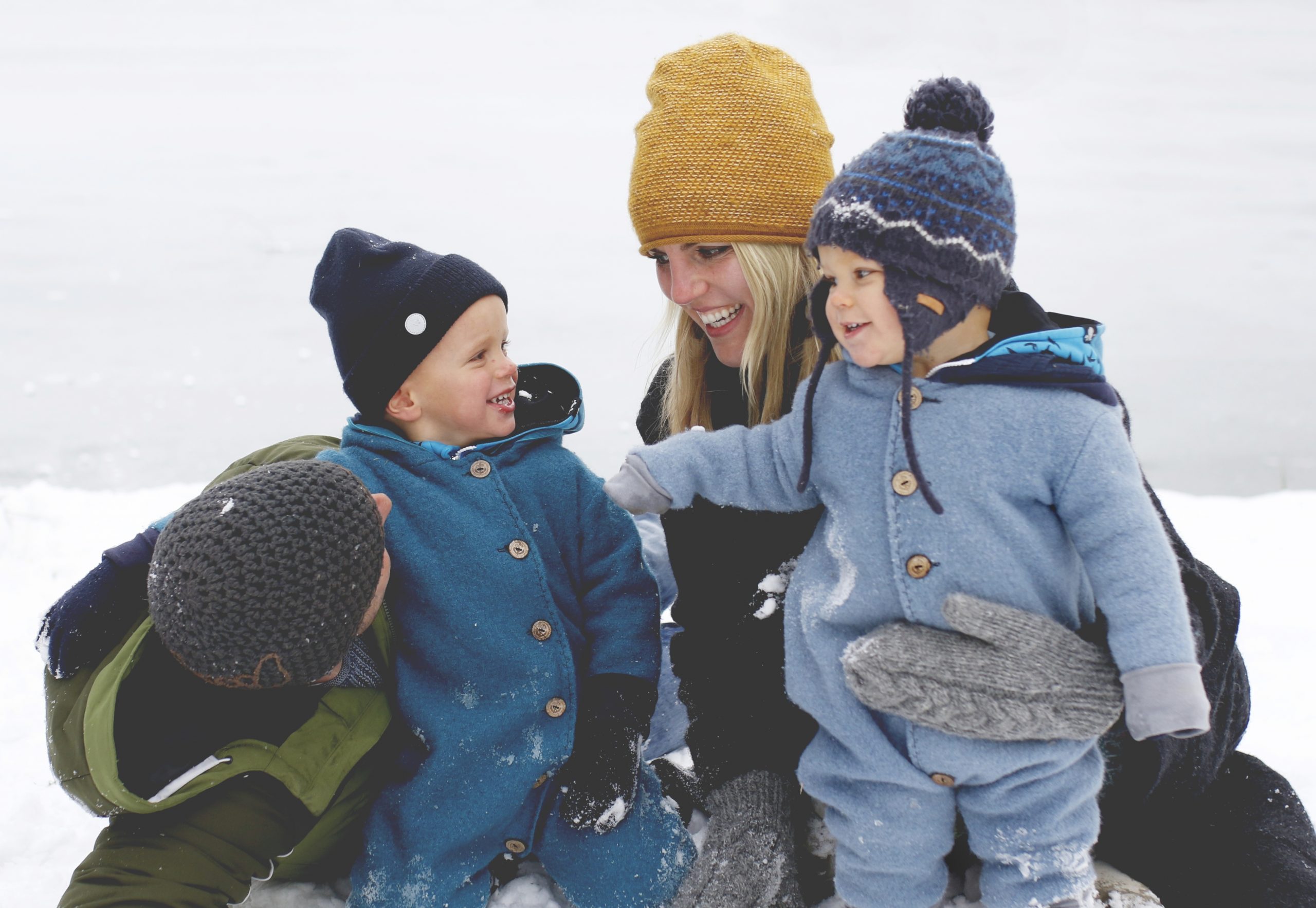 Mehr über den Artikel erfahren Familienfotos im Schnee: Winterlicher Spaß am Weiher bei Erding – Tipps & Inspiration