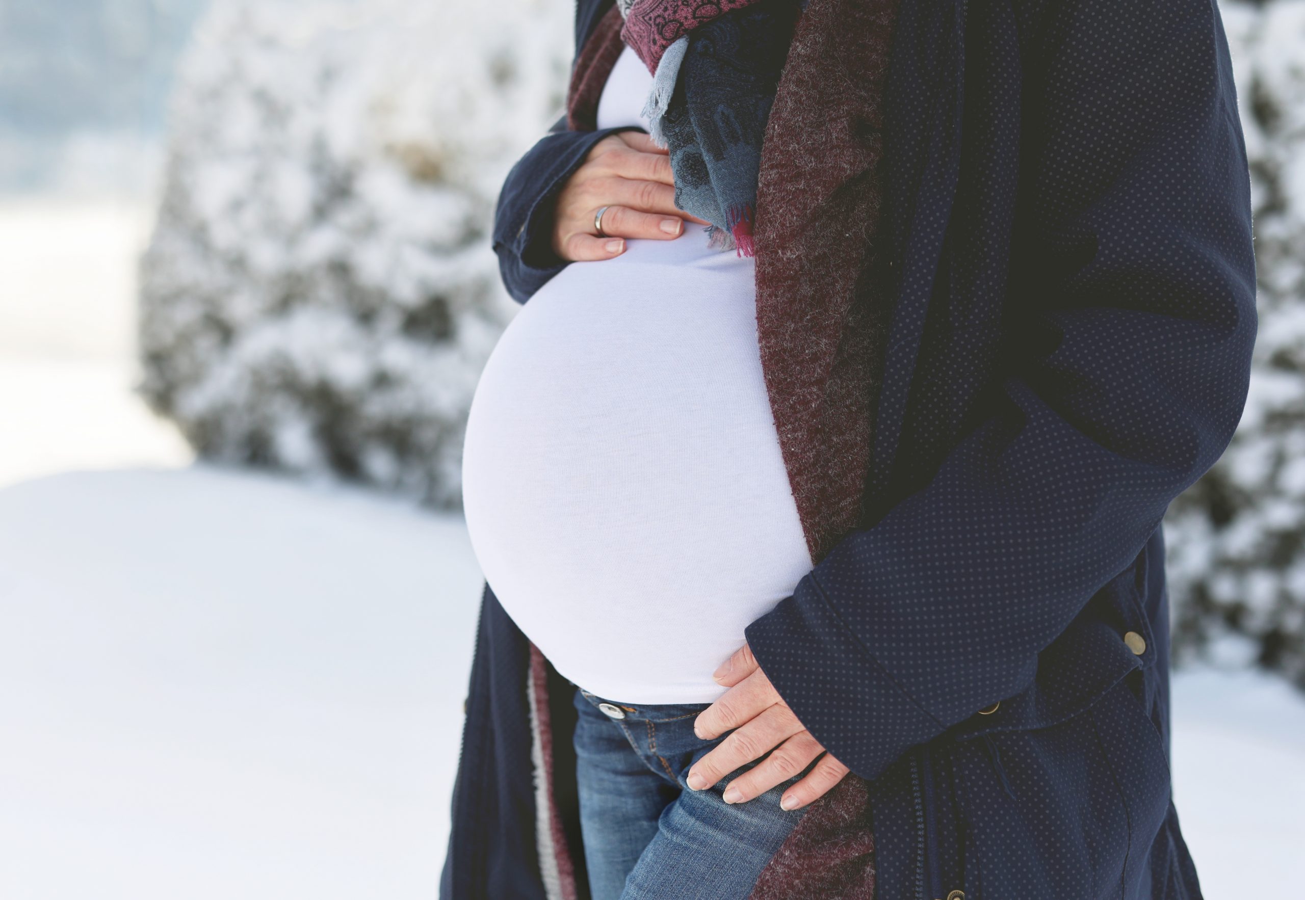 Mehr über den Artikel erfahren Babybauch-Fotosession am Achensee – Winterfotos? Kein Problem!